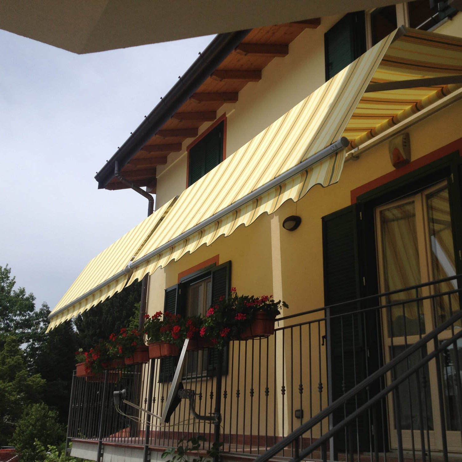 Foldingarm awning OBLIQUA KE Outdoor Design motorized / manual