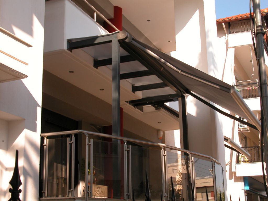 Foldingarm awning KUMO Shadelab box / manual / motorized