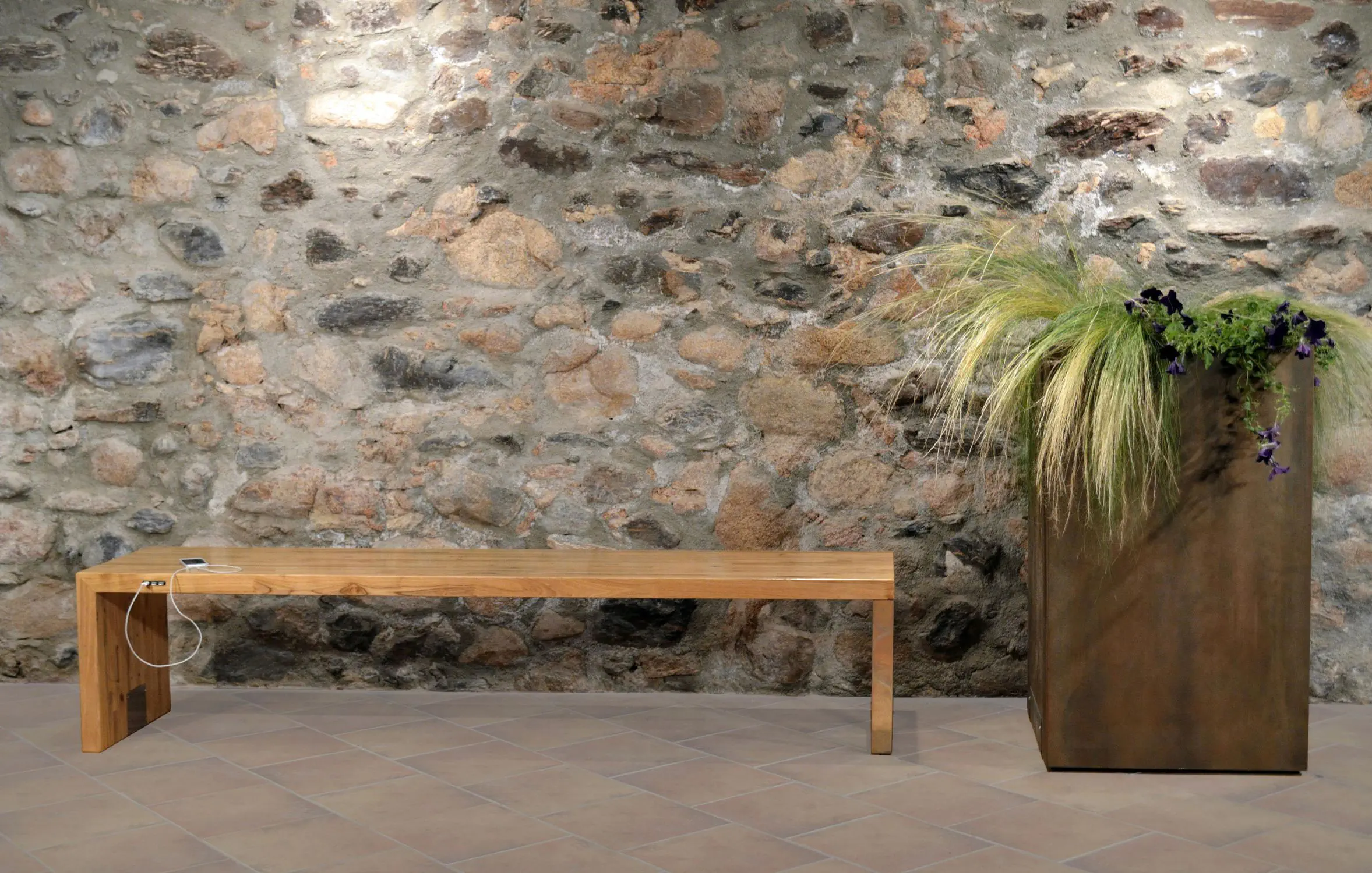 Minimalist design public bench - BANCAFINA B - FREPAT URBAN EQUIPMENT -  wooden / steel / with smartphone and tablet charger
