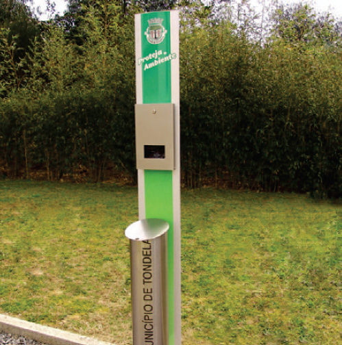 dog waste bin with bag dispenser