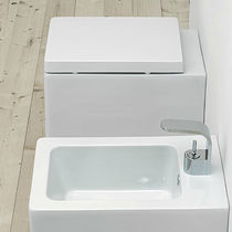 Wall-hung bidet / ceramic