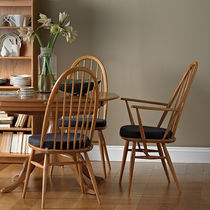 Traditional chair / with removable cushion...