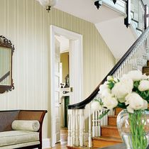 Traditional wallpaper / striped
