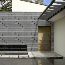 Contemporary wallpaper / striped