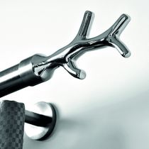 Chromed metal curtain rod / brushed metal