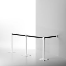 Guidance barrier with retractable strap