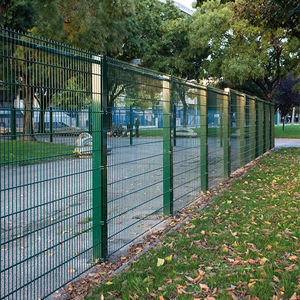 wire mesh fence