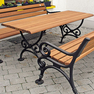 traditional picnic table