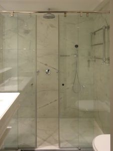 sliding shower screen / fixed / glass / for hotel rooms