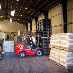 wheel-mounted forklift