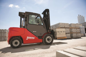 wheel-mounted forklift