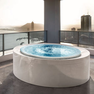 round bathtub