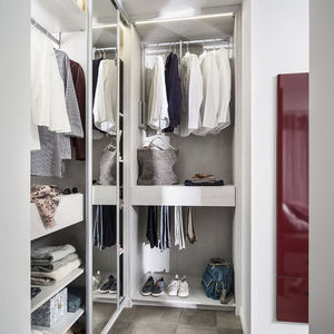 wall-mounted walk-in wardrobe 1