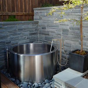 round bathtub