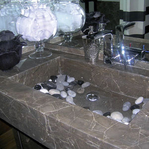 wall-mounted washbasin