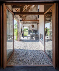 pivoting with offset axis French door
