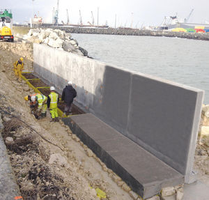 reinforced concrete retaining wall