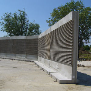 self-supporting noise barrier