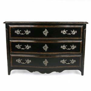 traditional chest of drawers
