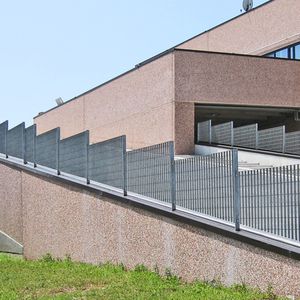 wire mesh fence