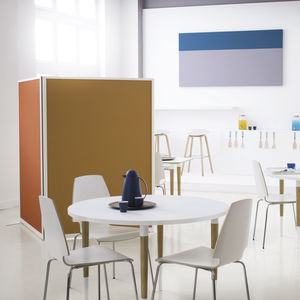 floor-mounted office divider / fabric / polycarbonate / aluminum