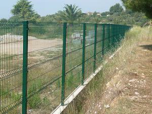 wire mesh fence