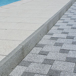 garden edge / sidewalk / concrete / linear