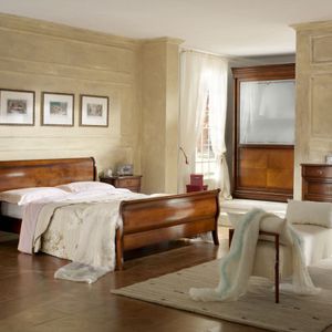 double bed / traditional / with headboard / wooden
