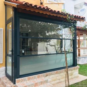 guillotine window