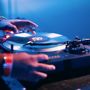 manual vinyl record player 1
