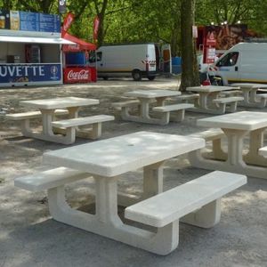 traditional picnic table