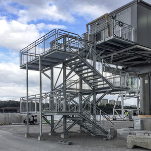 half-turn staircase / steel frame / metal steps / without risers