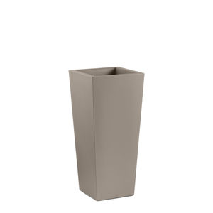 polyethylene cachepot 1