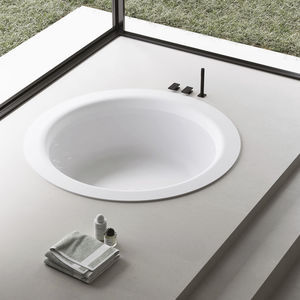 round bathtub 1