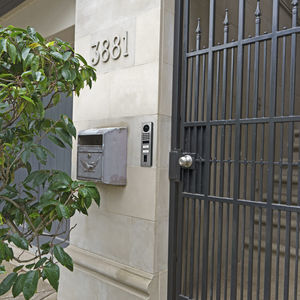 surface-mount door station 1