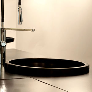 single-bowl kitchen sink