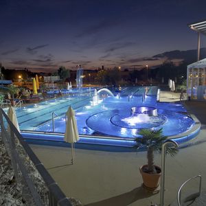 self-supporting swimming pool