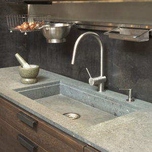 single-bowl kitchen sink