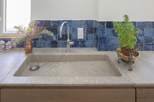 single-bowl kitchen sink