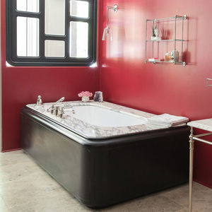 marble bathtub / cast iron