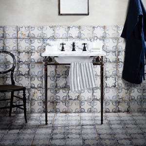 washbasin with legs
