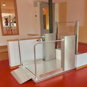 access lifting platform / for wheelchairs / indoor / outdoor