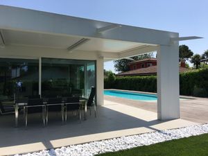 self-supporting pergola
