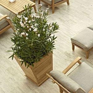 teak planter