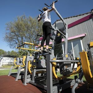 dips weight training machine