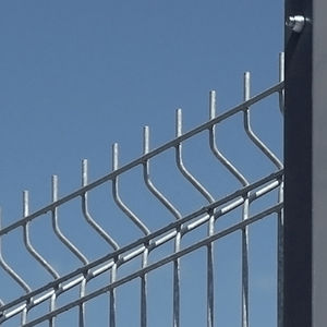 wire mesh fence