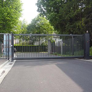 sliding gate