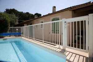 protective barrier / fixed / aluminum / pool