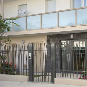 pivoting gate 1