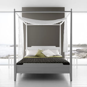 canopy bed